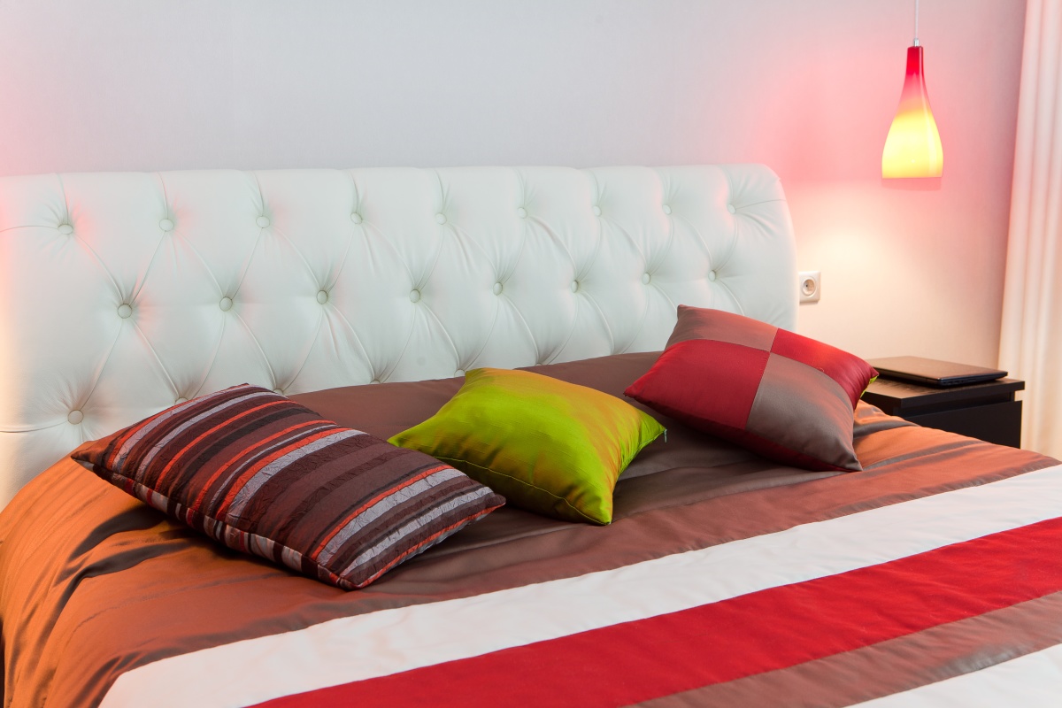 Пошив чехла на подушку с наполнением - изображение 1 - заказать онлайн в салоне штор Benone в Орехово-Зуево