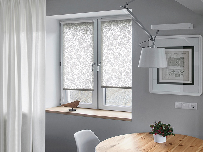 Монтаж рулонной шторы на створку окна - изображение 1 - заказать онлайн в салоне штор Benone в Орехово-Зуево